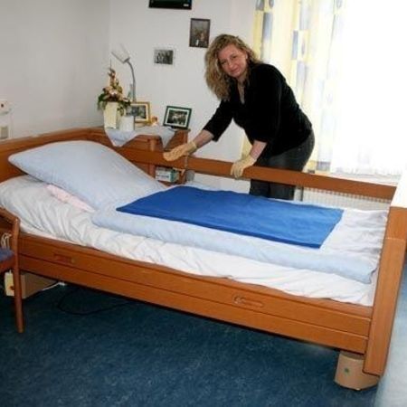 Eine Hausreinigung mach ein Bett