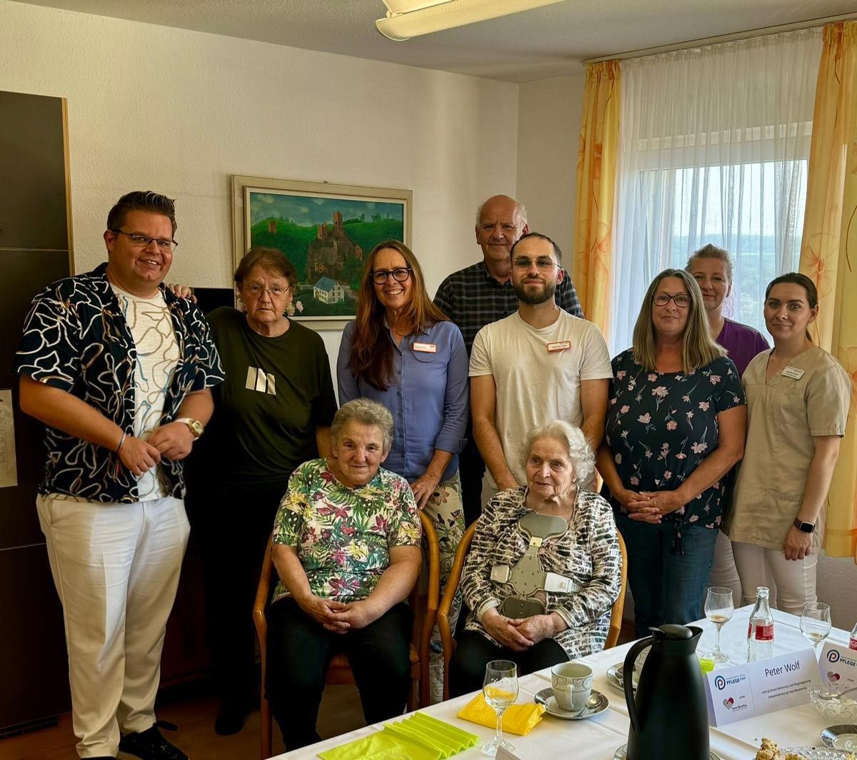 Gemeinsam im Austausch, Marc Helfen, Dr. Marlene Trenz, Koba Krause, Peter Wolf, Alessandro Vitello, Ellenruth Burbach, Nicole Przybilla, Jaqueline Lehmann (von links nach recht)  Gertrud Urhahn und Editha Querbach (vorne sitzend von links nach rechts)   © P. Wolf, Haus Blandine KG