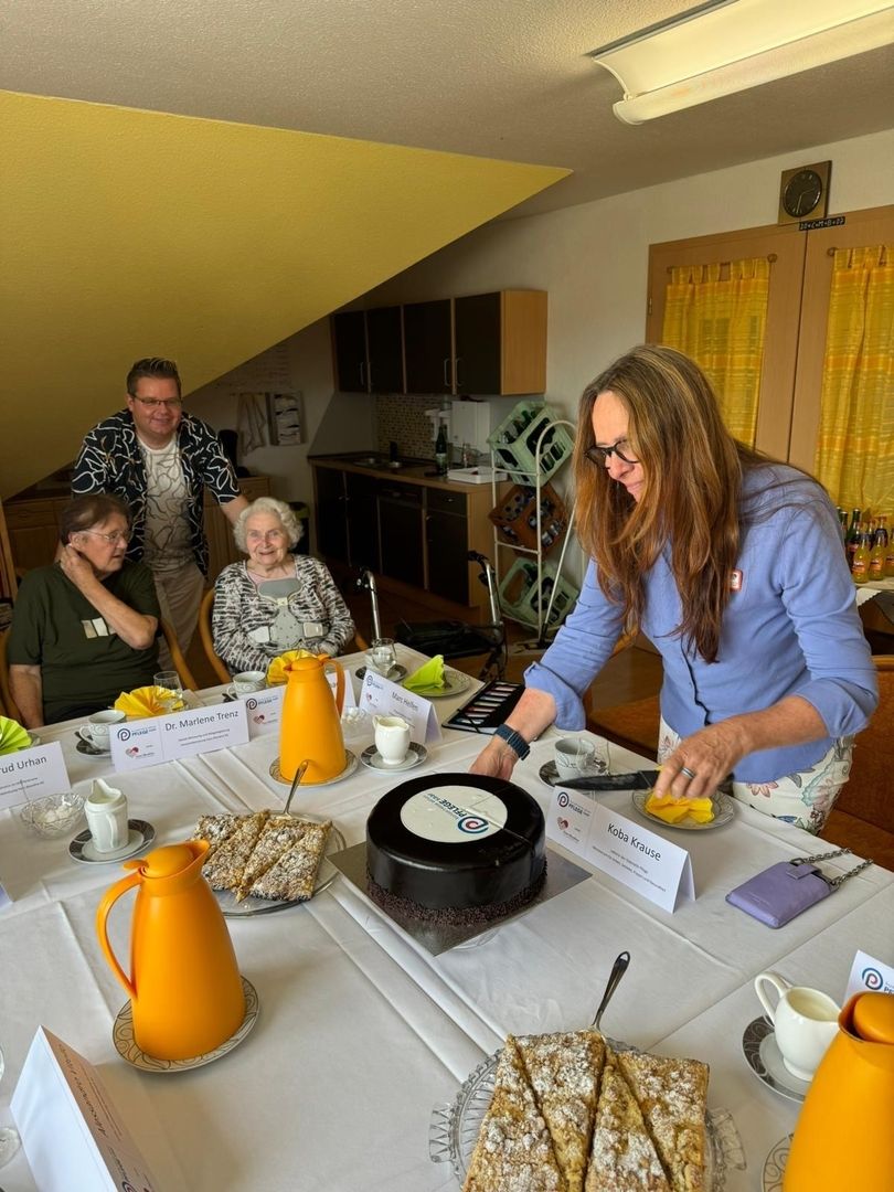 Kuchenanschnitt: Am Ende eines interessanten Arbeitstages. Im Vordergrund: K. Krause, Leiterin der Stabstelle Pflege im MASFG.    © P. Wolf, Haus Blandine KG
