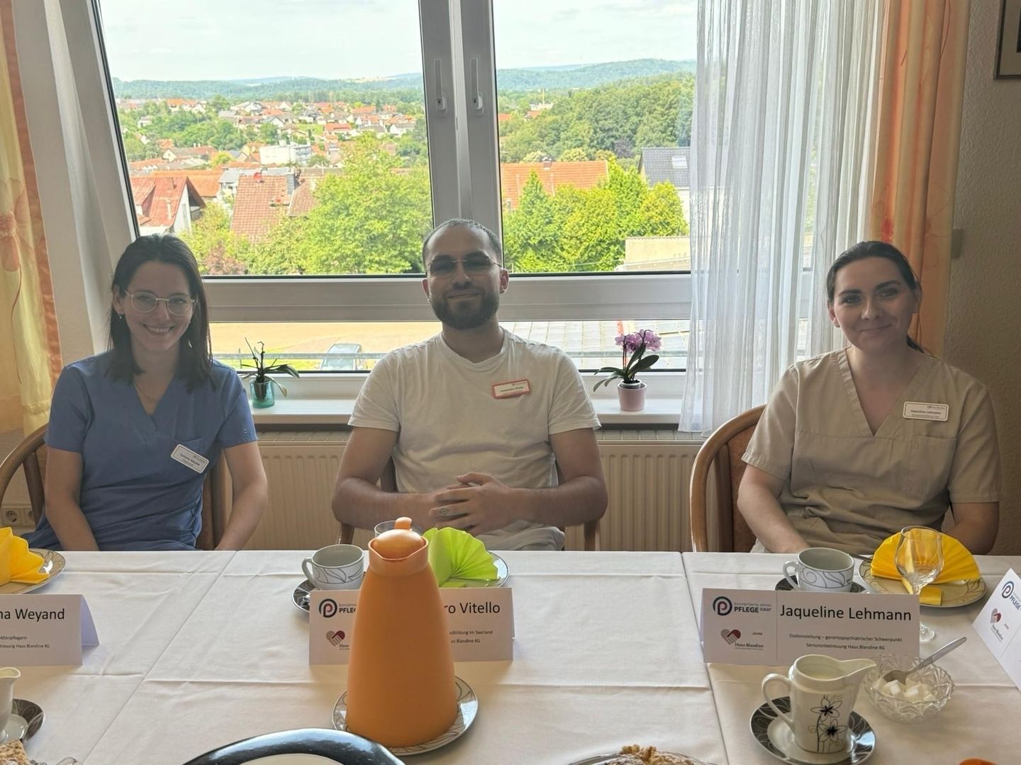 Erfahrungen, Visionen und Erwartungen   Corinna Weyand (Altenpflegerin), Alessandro Vitello (Schüler der Pflegeassistenzausbildung und Content Creator), Jaqueline Lehmann (Stationsleitung)   (von links nach rechts)   © P. Wolf, Haus Blandine KG